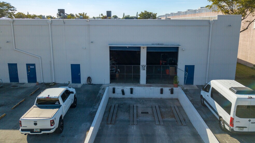 5500-5632 NW 161st St, Hialeah, FL à louer - Photo de l’immeuble – Image 2 sur 5