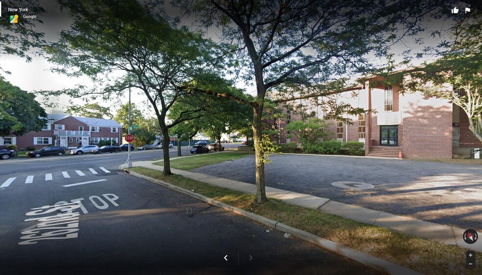 26222 Union Tpke, Glen Oaks, NY à louer - Photo de l’immeuble – Image 1 sur 8