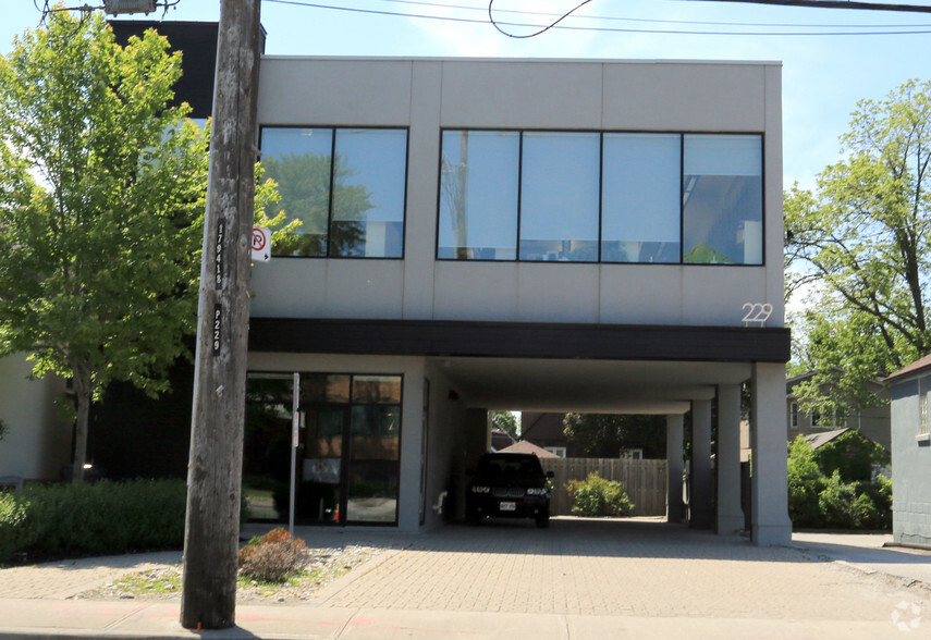 229 Sheppard Ave W, Toronto, ON à vendre - Photo de l’immeuble – Image 3 sur 20