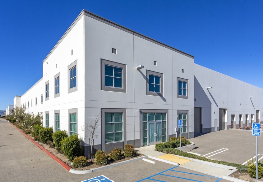 1401 W Fairway Dr, Santa Maria, CA à vendre - Photo de l’immeuble – Image 2 sur 25