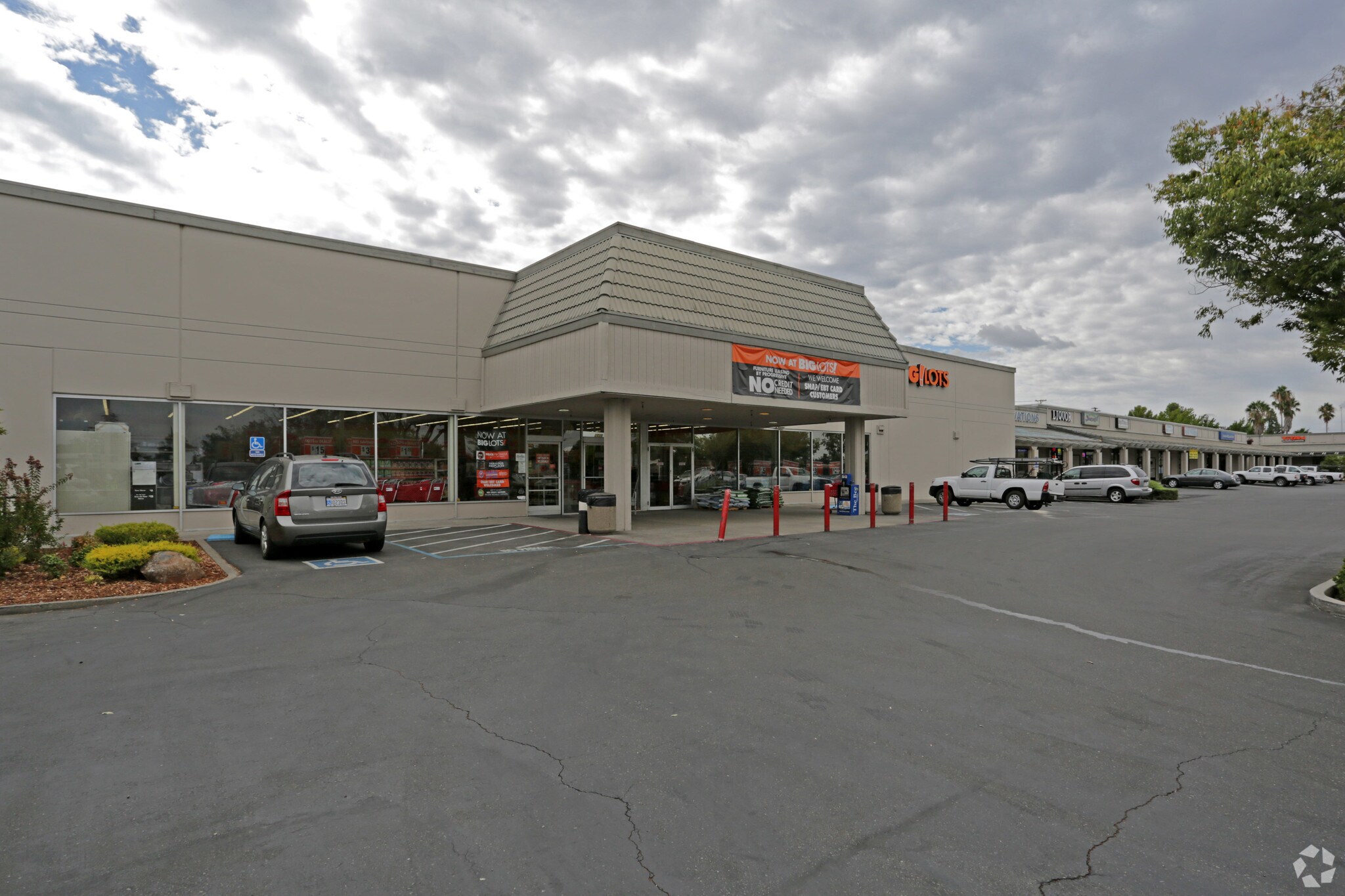 212 Harding Blvd, Roseville, CA à louer Photo principale– Image 1 sur 8