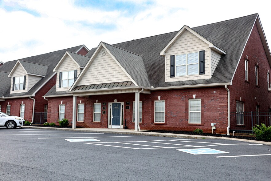 10426 Jackson Oaks Way, Knoxville, TN à louer - Photo de l’immeuble – Image 2 sur 3