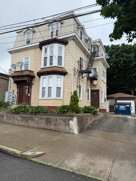 47 Montgomery St, Pawtucket, RI à vendre - Photo de l’immeuble – Image 1 sur 27