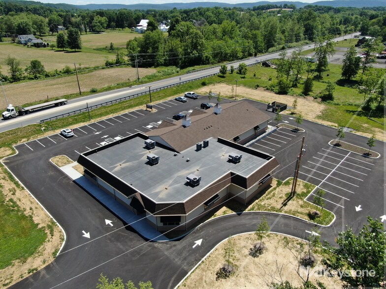 590 Oley Rd, Oley, PA à louer - Photo de l’immeuble – Image 2 sur 8