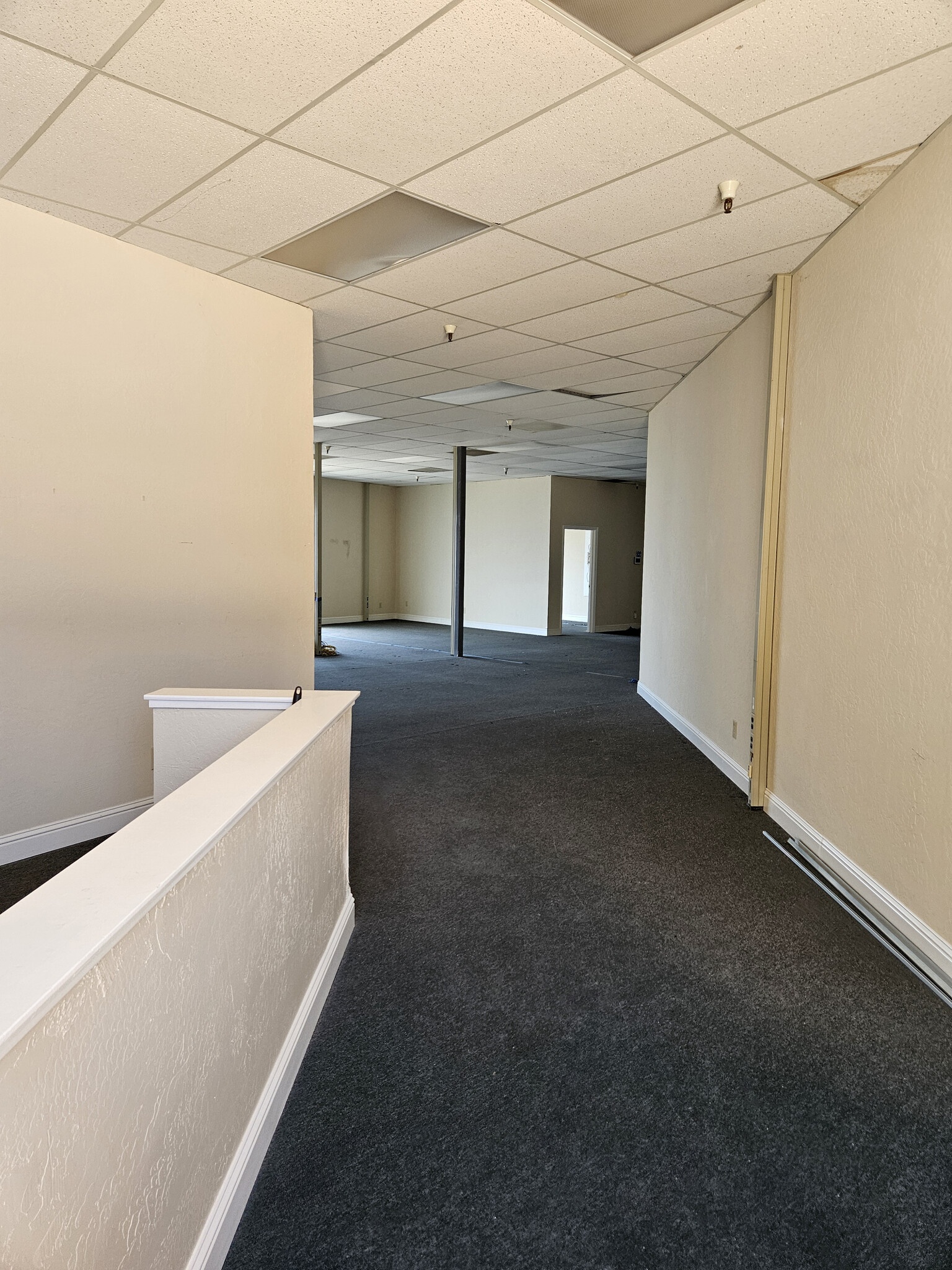 1110 W Kettleman Ln, Lodi, CA à louer Photo intérieure– Image 1 sur 10