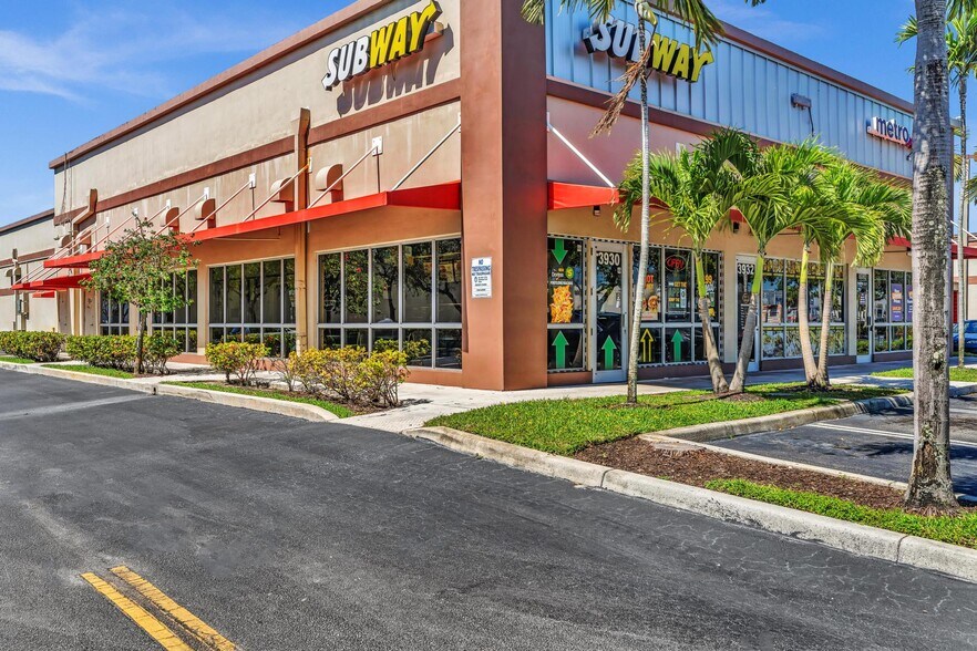 3900 Pembroke Rd, Pembroke Pines, FL à louer - Photo de l’immeuble – Image 3 sur 23