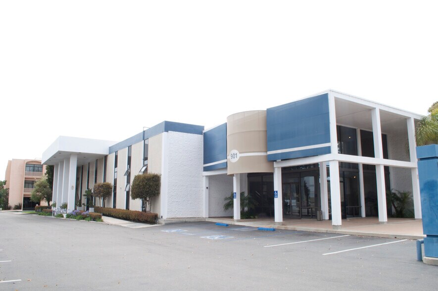 901 Dover Dr, Newport Beach, CA à louer - Photo de l’immeuble – Image 2 sur 11
