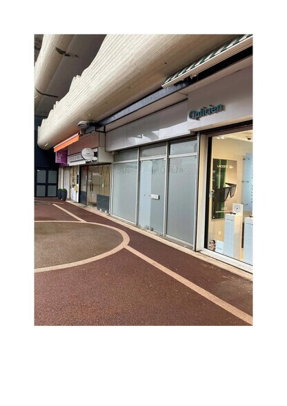 Local commercial dans Élancourt à louer - Photo de l’immeuble – Image 2 sur 8