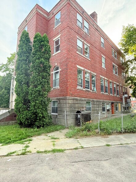 53 Coe St, Woonsocket, RI à vendre - Photo de l’immeuble – Image 2 sur 14