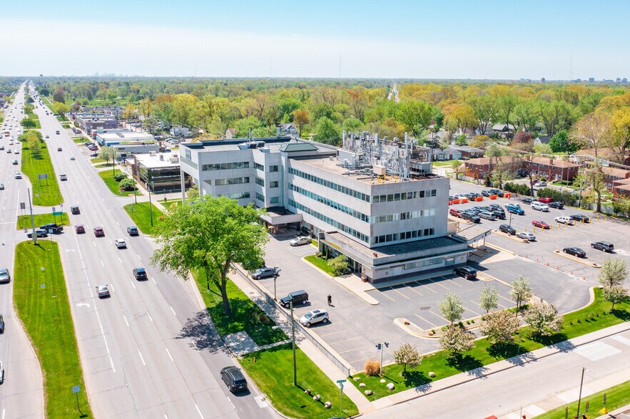 30701 Woodward Ave, Royal Oak, MI à louer - Photo de l’immeuble – Image 3 sur 16