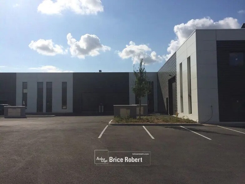 Local d’activités dans Chassieu à louer - Photo de l’immeuble – Image 3 sur 3