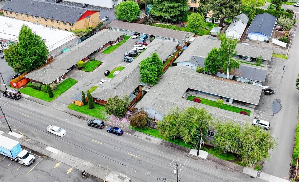 1049 SE Walnut St, Hillsboro, OR à vendre - Photo principale – Image 1 sur 63