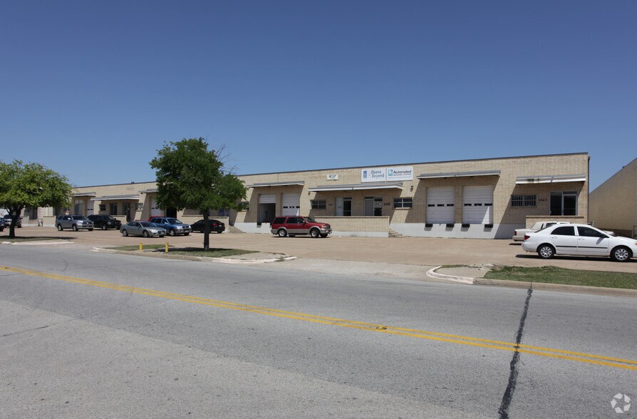 3313-3327 Garden Brook Dr, Farmers Branch, TX à louer - Photo de l’immeuble – Image 1 sur 2