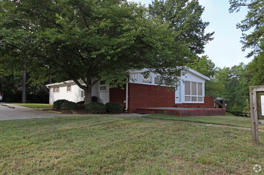 738 Pierson Dr, Charlotte, NC à vendre - Photo principale – Image 1 sur 2