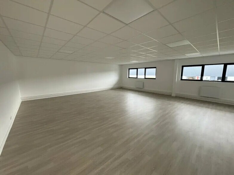 Local d’activités dans Lieusaint à louer - Photo intérieure – Image 3 sur 4