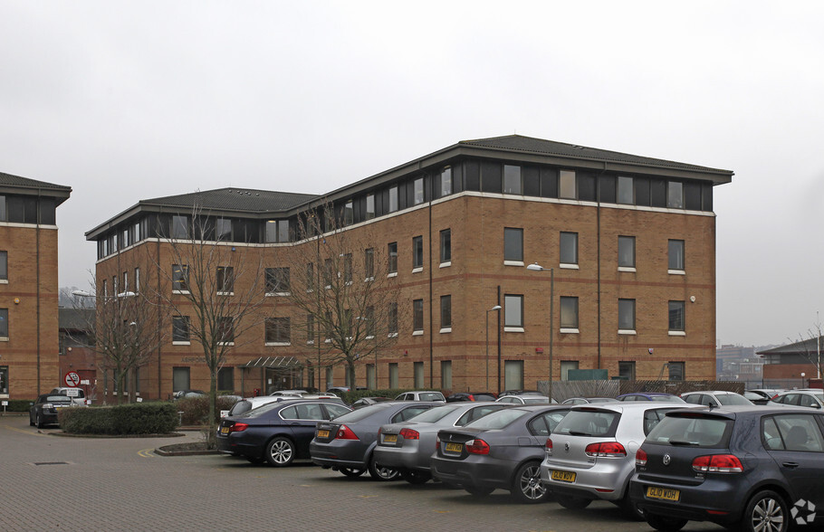 Sir Thomas Longley Rd, Rochester à louer - Photo principale – Image 1 sur 6