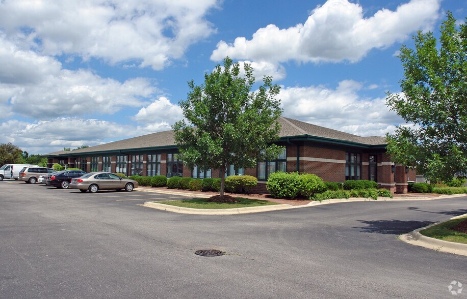 2401 Harnish Dr, Algonquin, IL à louer - Photo principale – Image 1 sur 4