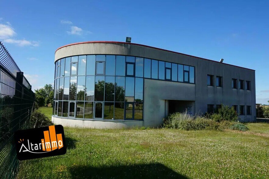 Local d’activités dans Brou à louer - Photo de l’immeuble – Image 1 sur 5
