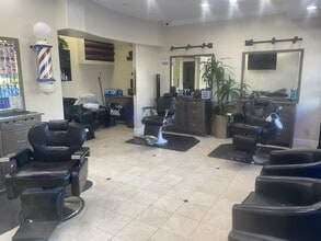 19458 Ventura Blvd, Tarzana, CA à louer Photo intérieure– Image 2 sur 2