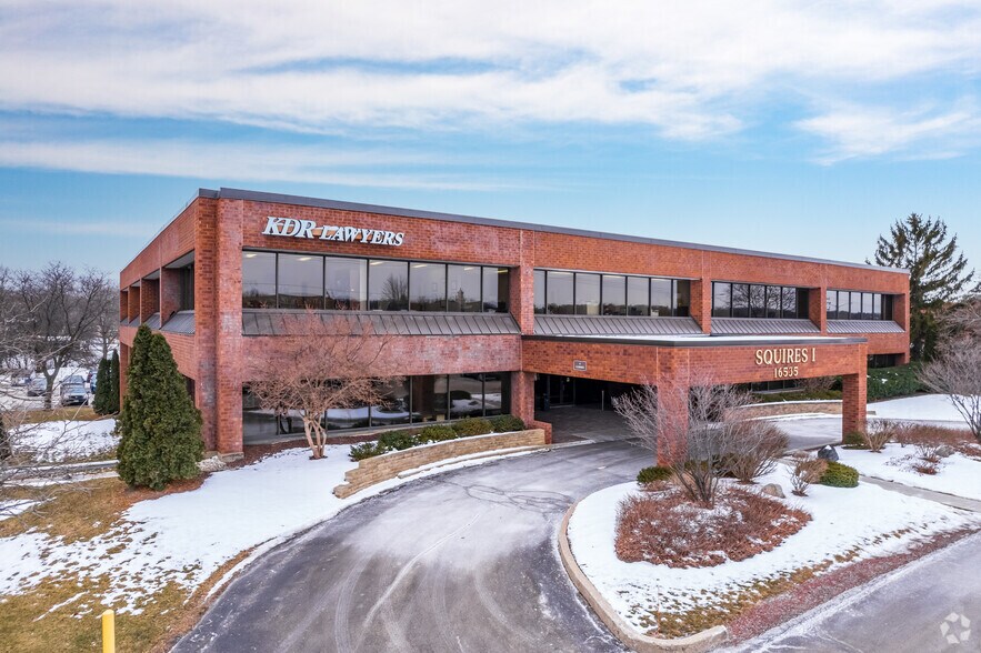 16535 W Bluemound Rd, Brookfield, WI à louer - Photo principale – Image 1 sur 6