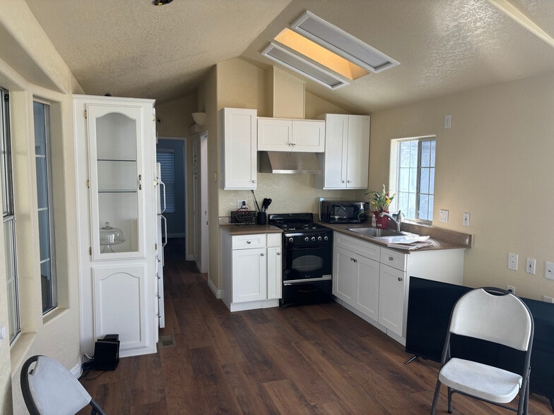 320 E Commercial St, Anaheim, CA à louer - Photo intérieure – Image 2 sur 7