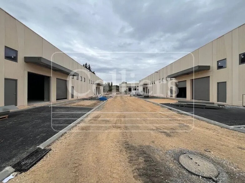 Local d'activités dans Les Pennes-Mirabeau à vendre - Photo de la construction – Image 3 sur 6