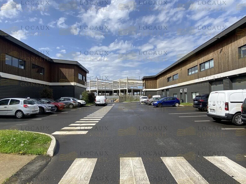 Local d’activités dans Cormeilles-en-Parisis à louer - Photo de l’immeuble – Image 2 sur 6