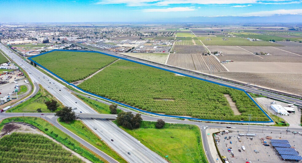 10864 Mountain View Ave, Selma, CA à vendre - Aérien – Image 1 sur 1