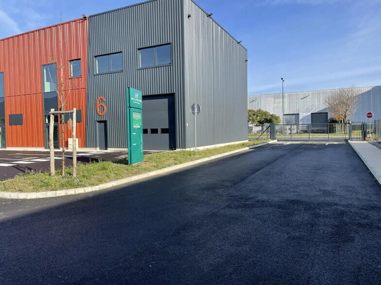 Local d’activités dans SAINT-OUEN-L'AUMONE à louer - Photo de l’immeuble – Image 3 sur 9