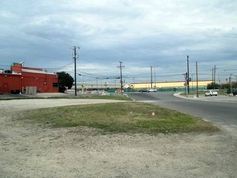 4921 NW Industrial Dr, Leon Valley, TX à louer - Photo de l’immeuble – Image 2 sur 14