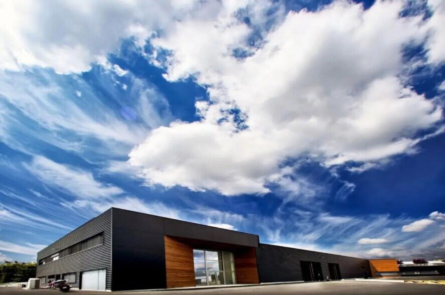 Local d'activités dans BERD'HUIS à vendre - Photo de l’immeuble – Image 2 sur 28