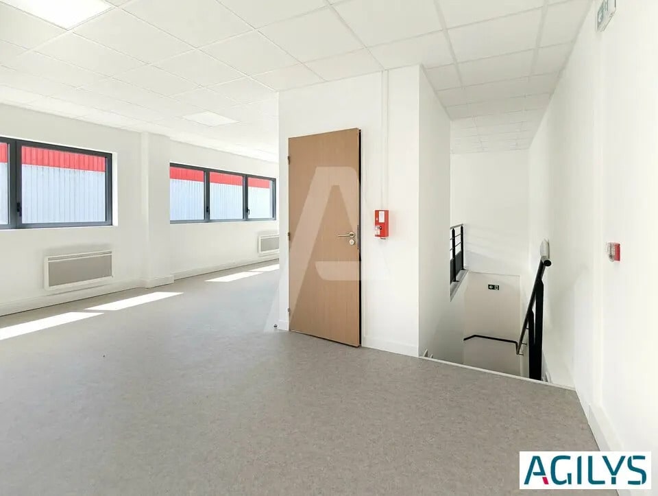 Local d’activités dans Corbeil-Essonnes à louer Photo de l’immeuble– Image 1 sur 13