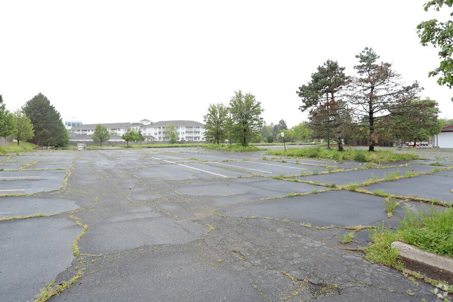 950 N Cass Lake Rd, Waterford, MI à vendre - Photo principale – Image 1 sur 3