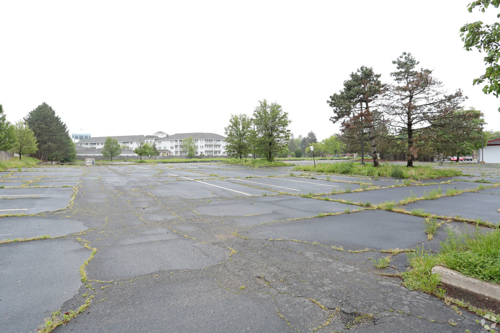 950 N Cass Lake Rd, Waterford, MI à vendre Photo principale– Image 1 sur 4