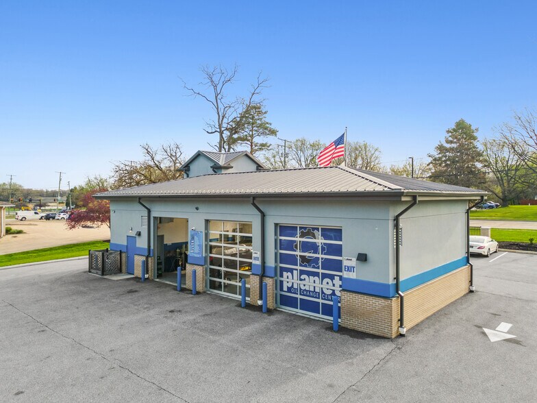 18488 Pearl Rd, Strongsville, OH à vendre - Photo de l’immeuble – Image 3 sur 8