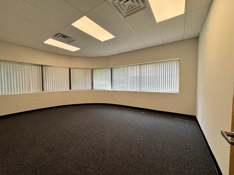 1320 Lincoln Ave, Holbrook, NY à louer - Photo de l’immeuble – Image 3 sur 22