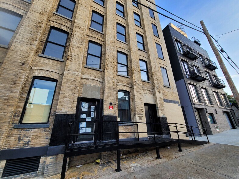 111 Bruckner Blvd, Bronx, NY à louer - Photo de l’immeuble – Image 3 sur 3