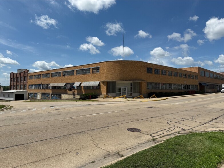 301 W 3rd St, Sterling, IL à louer - Photo de l’immeuble – Image 2 sur 4