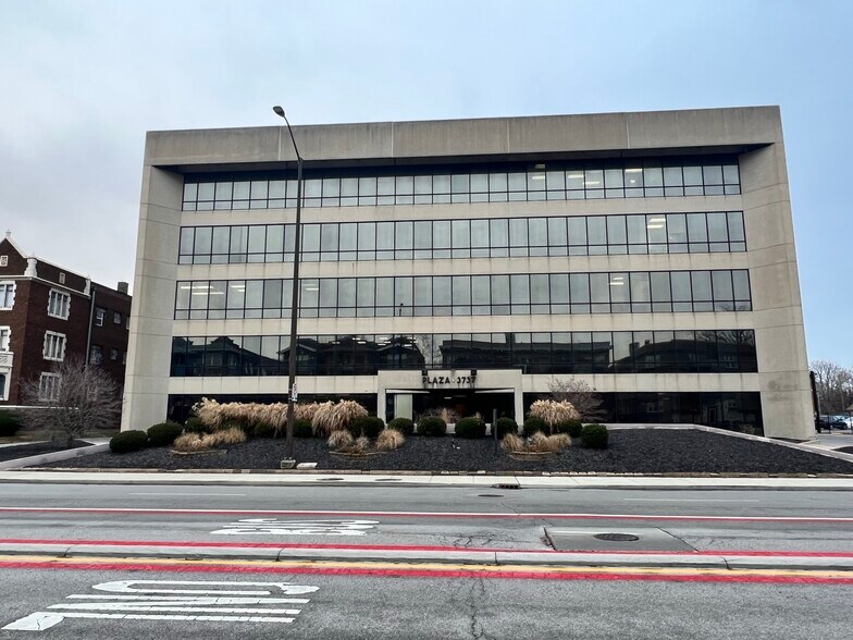 3737 N Meridian St, Indianapolis, IN à louer - Photo de l’immeuble – Image 2 sur 4