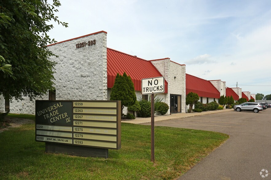 12251-12283 Universal Dr, Taylor, MI à louer - Photo de l’immeuble – Image 3 sur 5