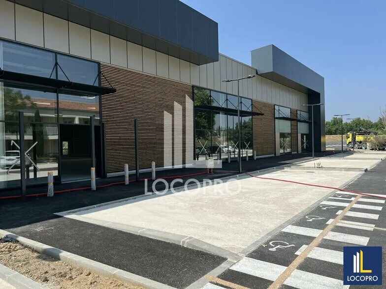 Local commercial dans Salon-de-Provence à louer - Photo de l’immeuble – Image 1 sur 6