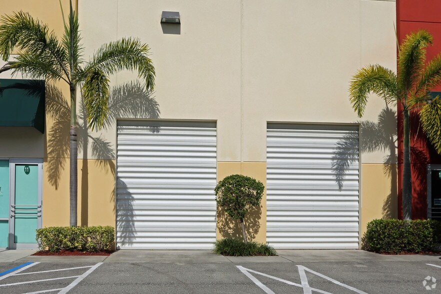 2361 Vista Pky, West Palm Beach, FL à louer - Photo de l’immeuble – Image 2 sur 4