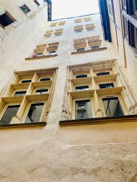 Bureau dans Lyon à louer - Photo de l’immeuble – Image 2 sur 8