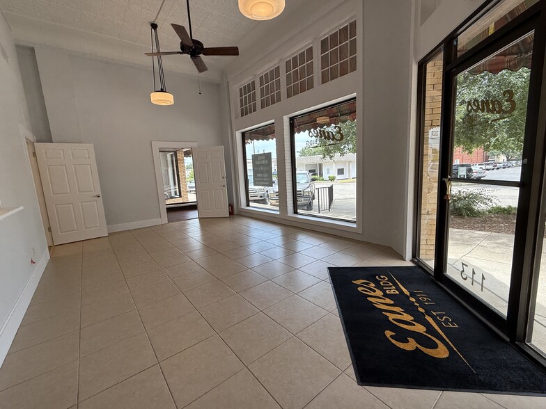 113 E 3rd St, Taylor, TX à louer - Photo intérieure – Image 2 sur 35