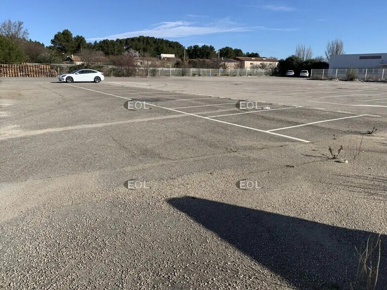 Local d’activités dans Bouc-Bel-Air à louer - Photo de l’immeuble – Image 3 sur 5