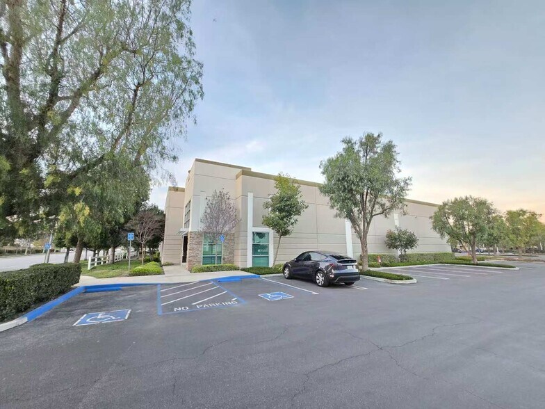 14171 Fern Ave, Chino, CA à vendre - Photo de l’immeuble – Image 2 sur 29