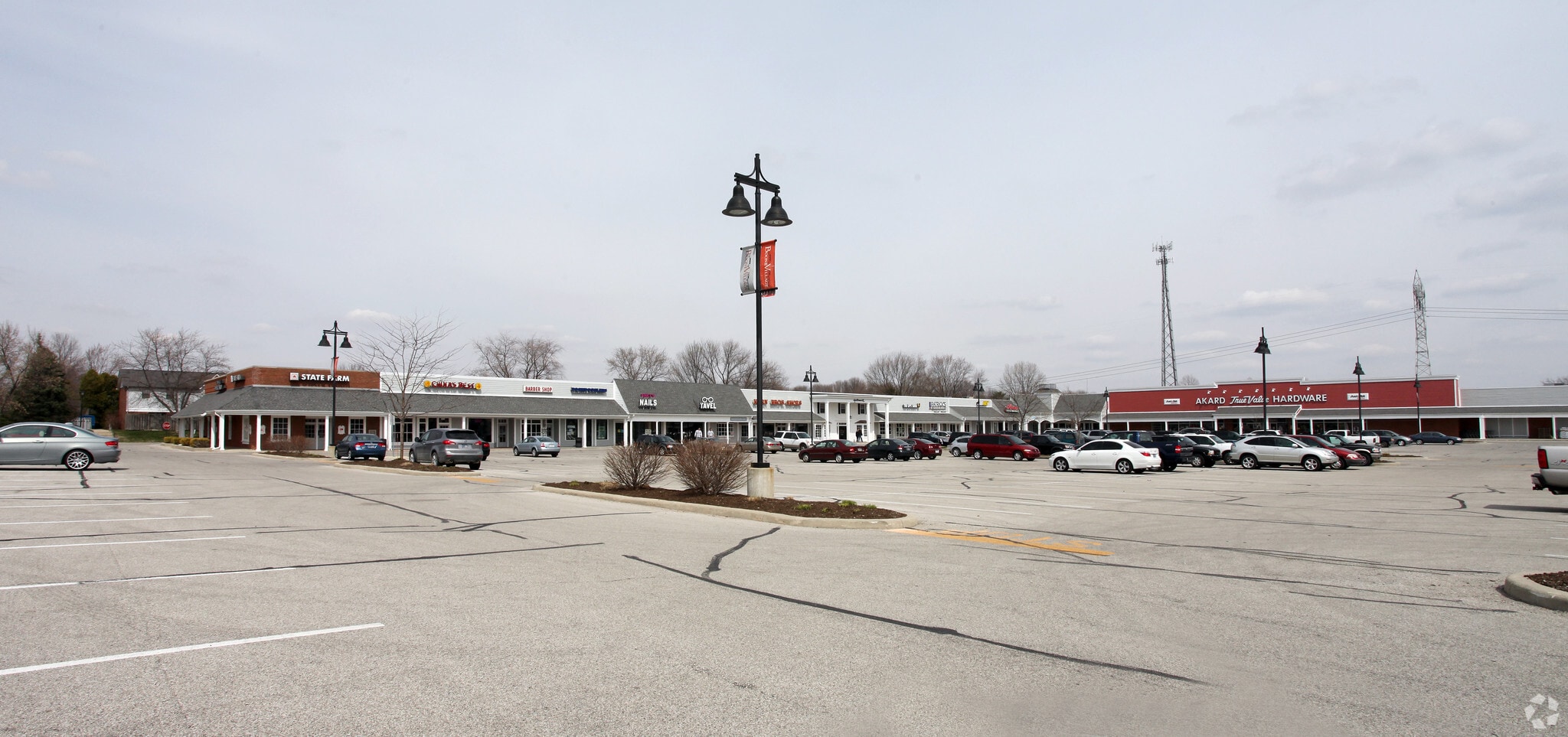 25-75 W Boone Vlg, Zionsville, IN à louer Photo principale– Image 1 sur 6