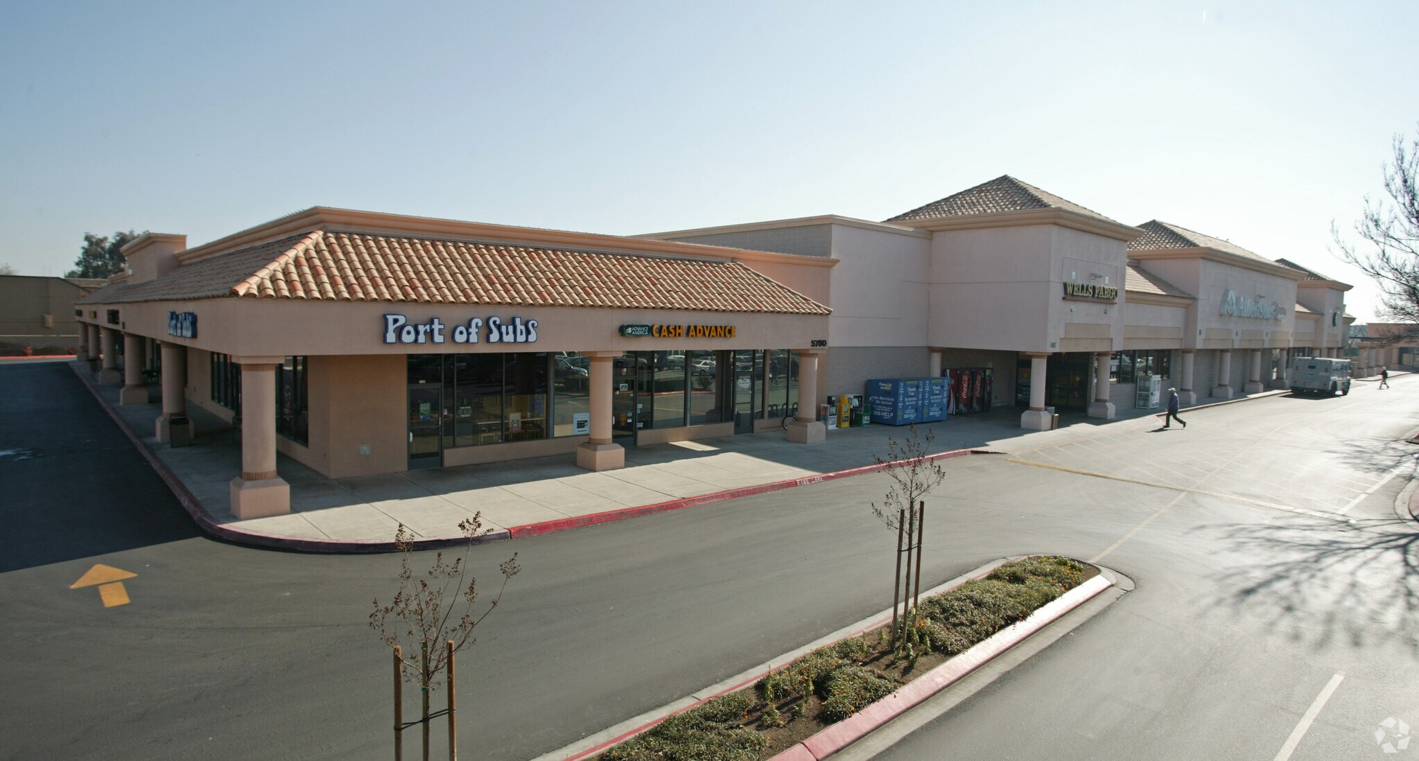 5702-5780 N 1st Ave, Fresno, CA à louer Photo de l’immeuble– Image 1 sur 4