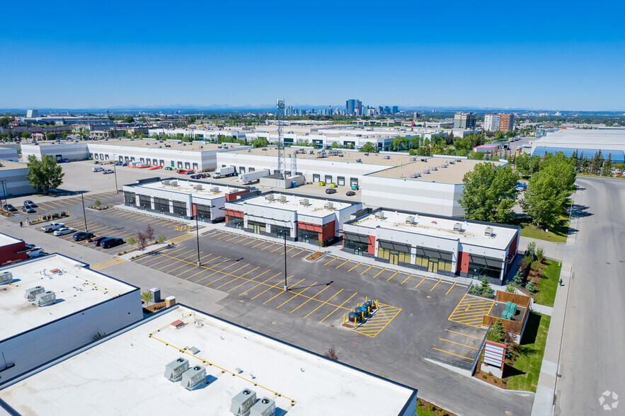 2255 32nd St NE, Calgary, AB à vendre - Aérien – Image 1 sur 7