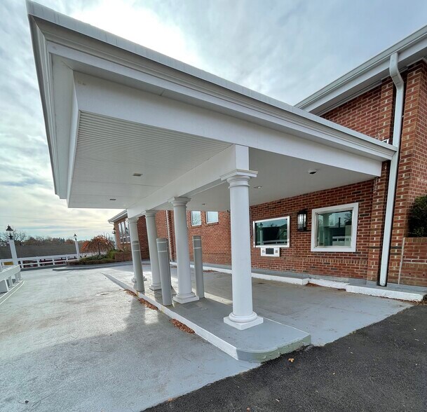 208 Elm St, New Canaan, CT à louer - Photo de l’immeuble – Image 3 sur 13